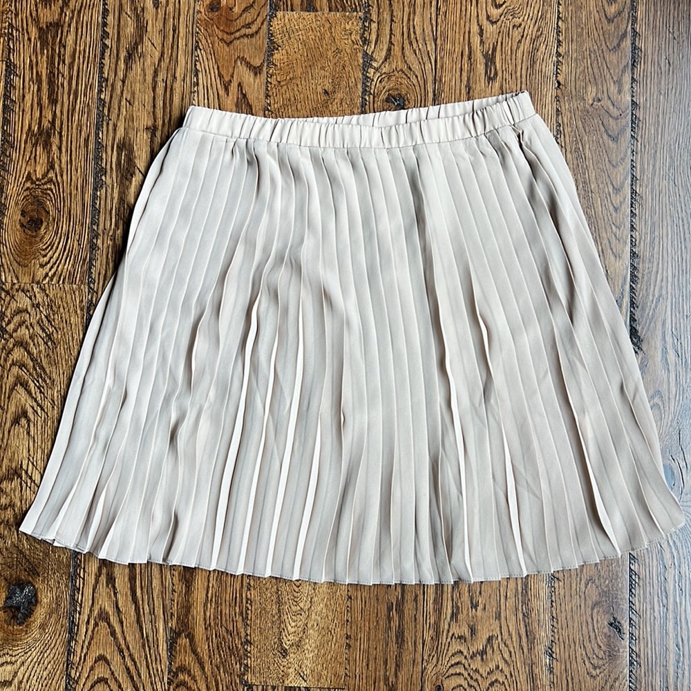 Max studio, tan pleated skirt. Size small. New with tags!